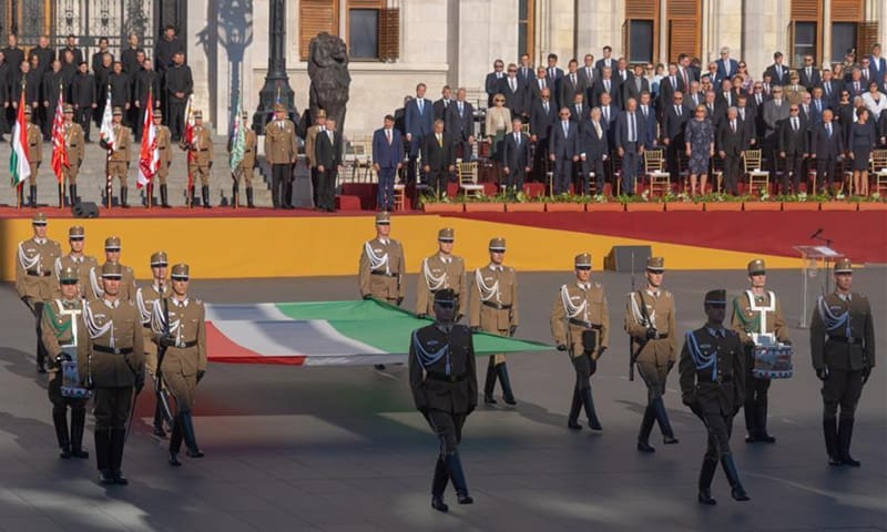Војна парада, ватромет и фестивалска атмосфера – Мађарска прославља највећи државни празник (видео) Војна парада, ватромет и фестивалска атмосфера – Мађарска прославља највећи државни празник (видео)