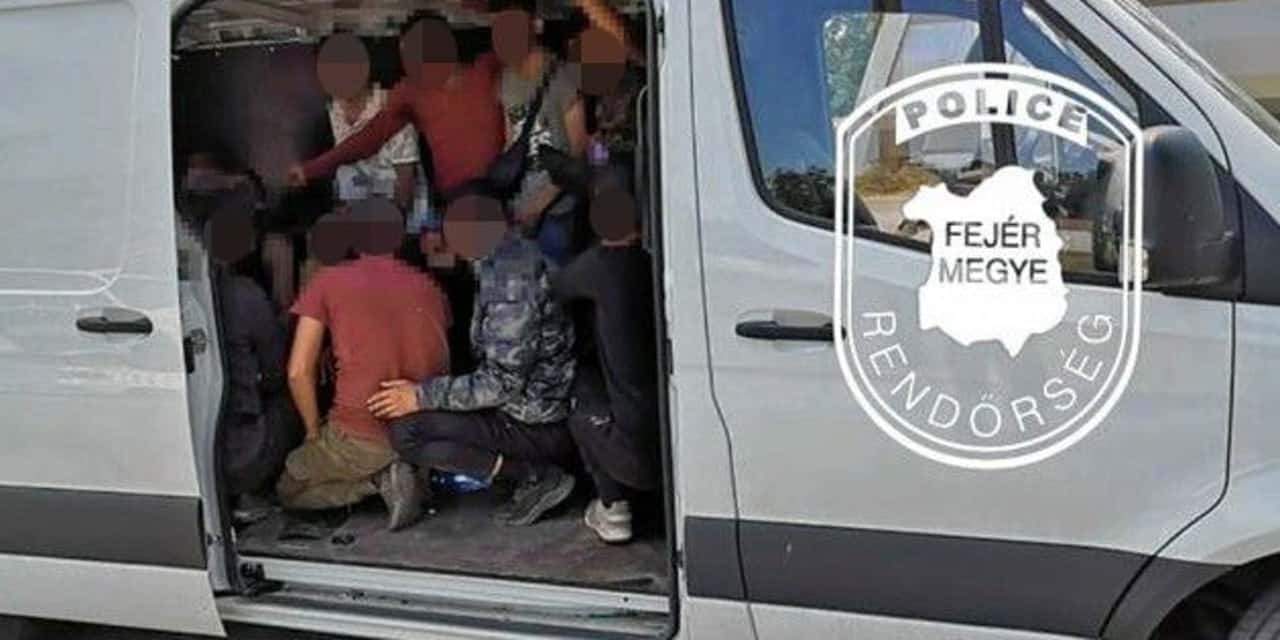 Мигрант наоружан шкорпионом у комбију покушао да пређе аустријско-мађарску границу Мигрант наоружан шкорпионом у комбију покушао да пређе аустријско-мађарску границу