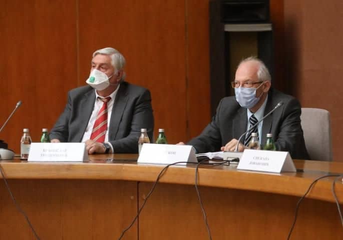 Данас седница Кризног штаба, уводе ковид пропуснице и обавезну вакцинацију просветара и медицинара? Данас седница Кризног штаба, уводе ковид пропуснице и обавезну вакцинацију просветара и медицинара?