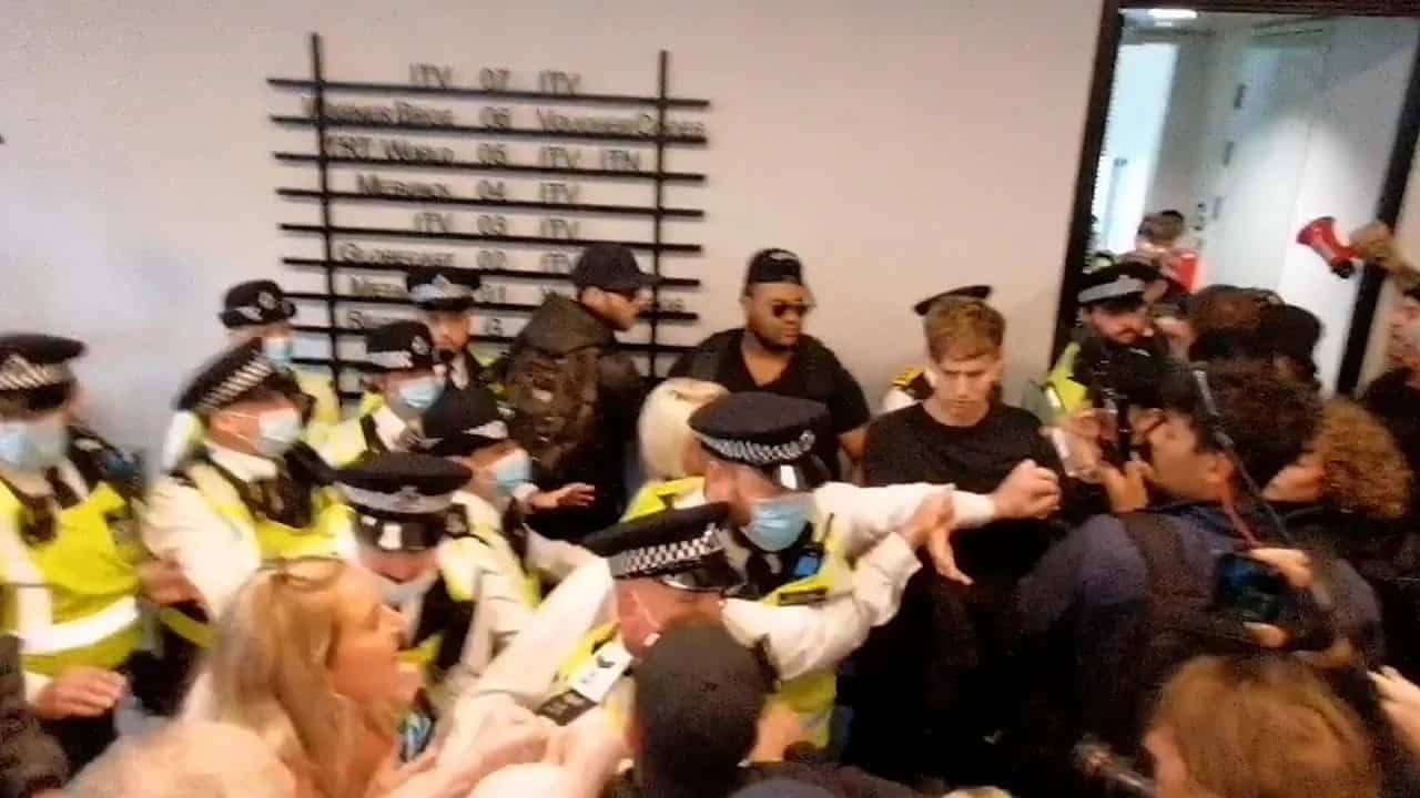 ЕНГЛЕЗИ ПРОТИВ ОБАВЕЗНЕ ВАКЦИНАЦИЈЕ Упали у ТВ станицу у Лондону: Не дамо вам нашу децу! (видео) ЕНГЛЕЗИ ПРОТИВ ОБАВЕЗНЕ ВАКЦИНАЦИЈЕ Упали у ТВ станицу у Лондону: Не дамо вам нашу децу! (видео)