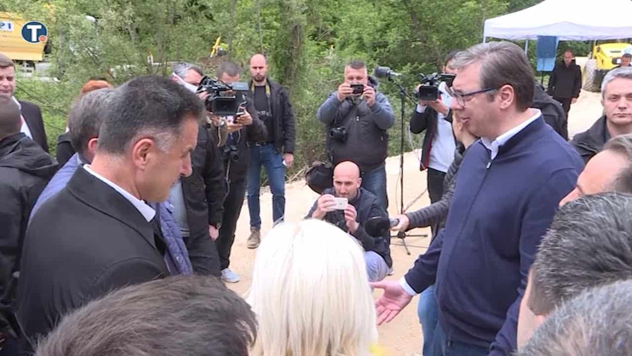 Вучић је сад и пројектант: Дробњаку објашњава које путеве да гради (видео) Вучић је сад и пројектант: Дробњаку објашњава које путеве да гради (видео)