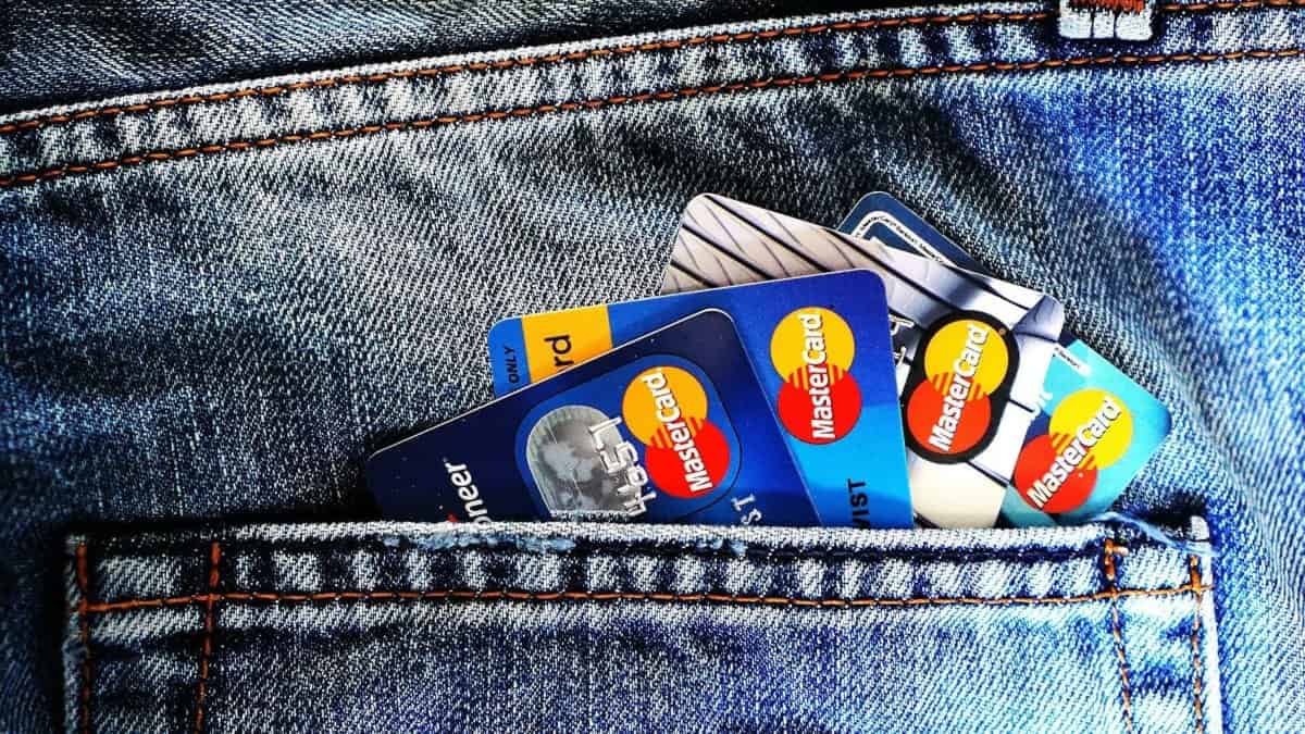 Крај једне ере: Отисак прста и чип уместо магнетне траке на платним картицама Крај једне ере: Отисак прста и чип уместо магнетне траке на платним картицама
