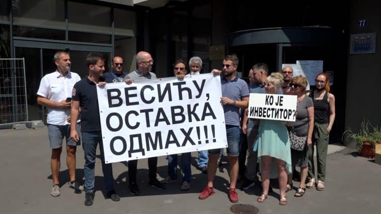 Шести протест на Врачару: Сумњамо да је зграда у Видовданској намерно срушена Шести протест на Врачару: Сумњамо да је зграда у Видовданској намерно срушена