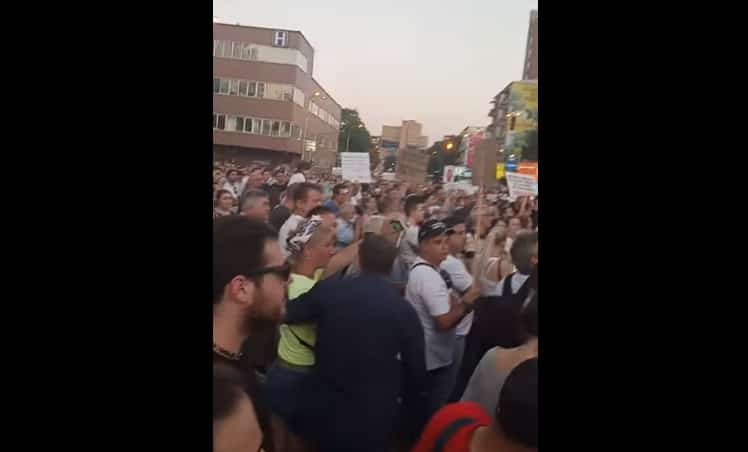 СKОПЉЕ: Протест против диктатуре, неће вакцину, траже оставку Заева… (видео) СKОПЉЕ: Протест против диктатуре, неће вакцину, траже оставку Заева… (видео)