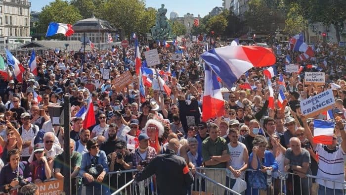 250 000 људи у Француској на протестима против здравствене пропуснице (видео) 250 000 људи у Француској на протестима против здравствене пропуснице (видео)