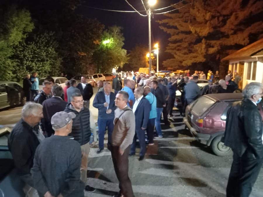 Протест мештана код Краљева због експропријације земљишта ради изградње аутопута: Узимају нам најплоднију земљу а нуде десет пута мање Протест мештана код Краљева због експропријације земљишта ради изградње аутопута: Узимају нам најплоднију земљу а нуде десет пута мање