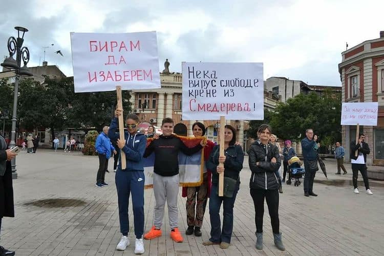 СМЕДЕРЕВЦИ поручили на протесту против вакцине: Кризни штабе, претиш џабе! (фото, видео) СМЕДЕРЕВЦИ поручили на протесту против вакцине: Кризни штабе, претиш џабе! (фото, видео)