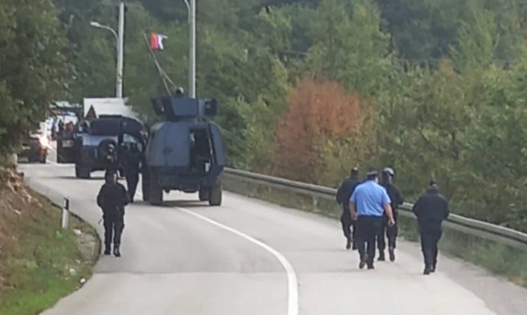 Шиптарски терористи почели одузимање таблица, Срби блокирали Јариње у оба смера (видео) Шиптарски терористи почели одузимање таблица, Срби блокирали Јариње у оба смера (видео)