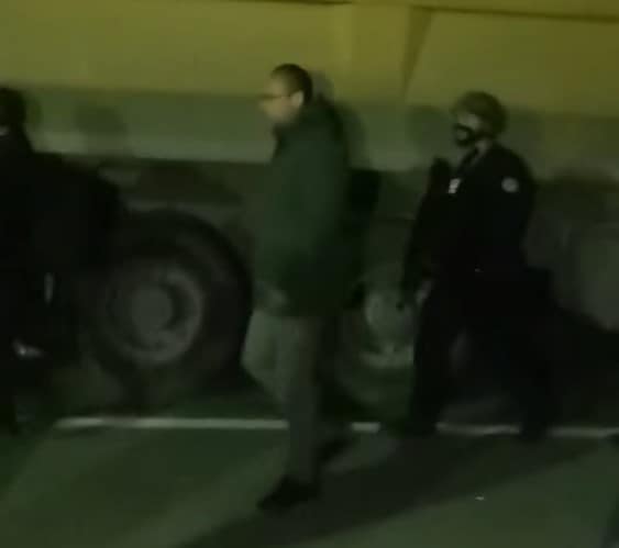 Погледајте како функционери српске листе обезбеђују несметан пролаз и смену јединица РОСУ (видео) Погледајте како функционери српске листе обезбеђују несметан пролаз и смену јединица РОСУ (видео)