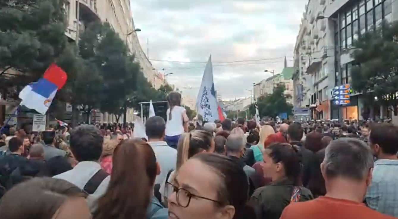Београд УЖИВО: МАСОВАН протест против увођења ковид пропусница и присилне вакцинације (видео) Београд УЖИВО: МАСОВАН протест против увођења ковид пропусница и присилне вакцинације (видео)