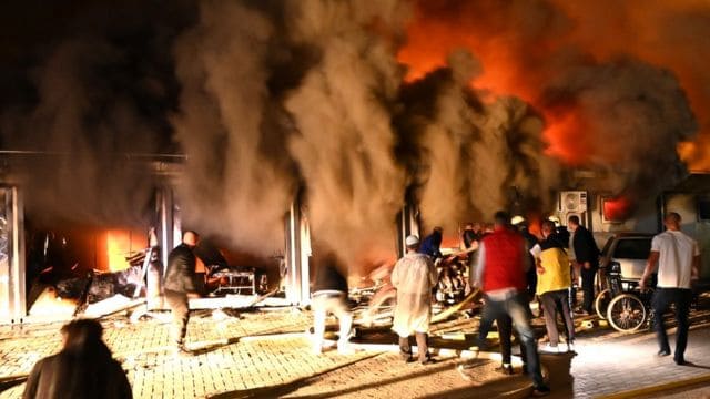 ЕКСПЛОДИРАЛА ковид болница у Тетову: Најмање 30 погинуло, међу њима и лекари (видео) ЕКСПЛОДИРАЛА ковид болница у Тетову: Најмање 30 погинуло, међу њима и лекари (видео)