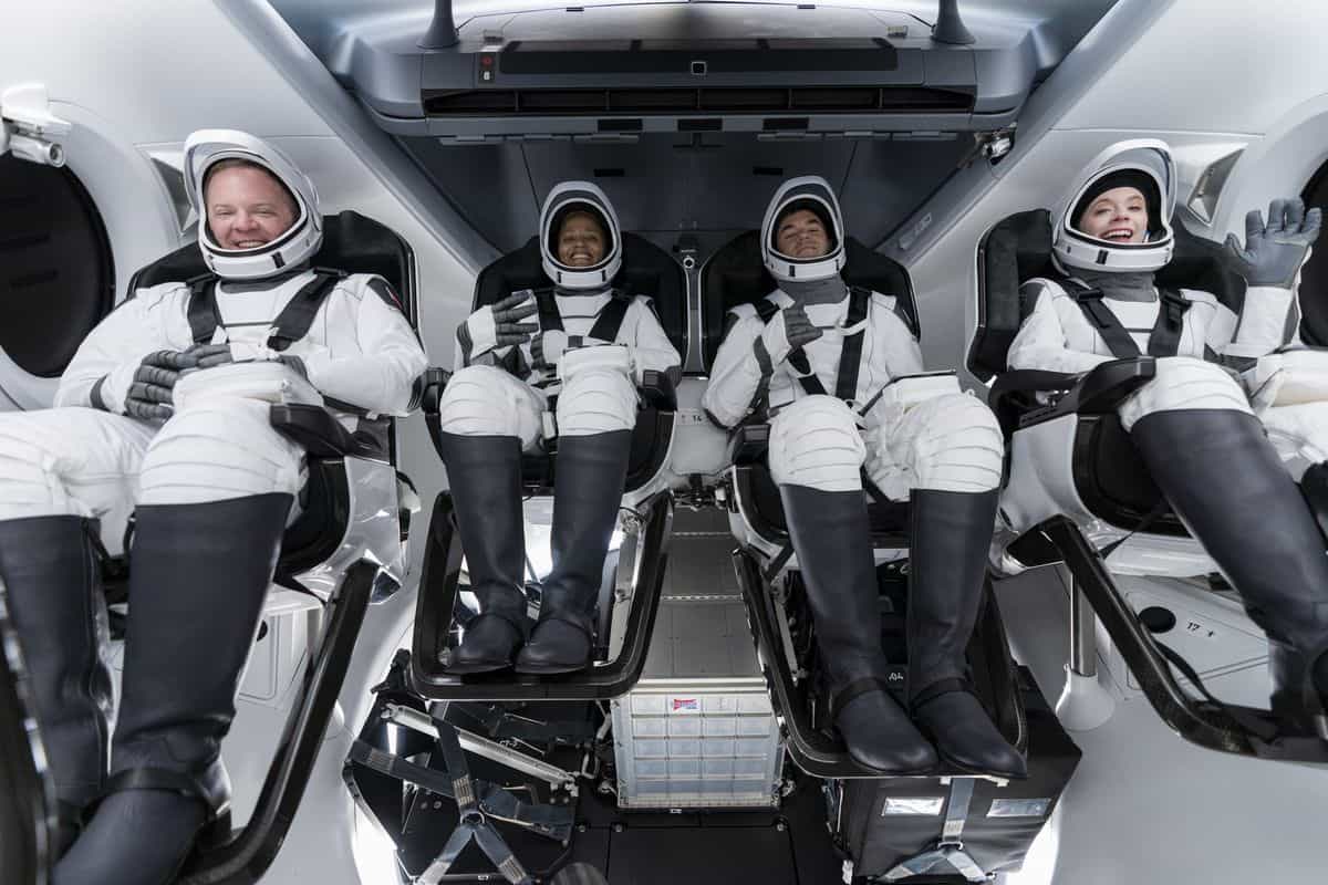 САД: Ракетни брод "SpaceX" одлетео у свемир са првом потпуно цивилном посадом (видео) САД: Ракетни брод "SpaceX" одлетео у свемир са првом потпуно цивилном посадом (видео)