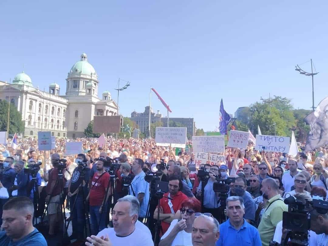 Рио Тинто је успео да на улици окупи леве, десне, грађанере, народњаке све и остале... Рио Тинто је успео да на улици окупи леве, десне, грађанере, народњаке све и остале...