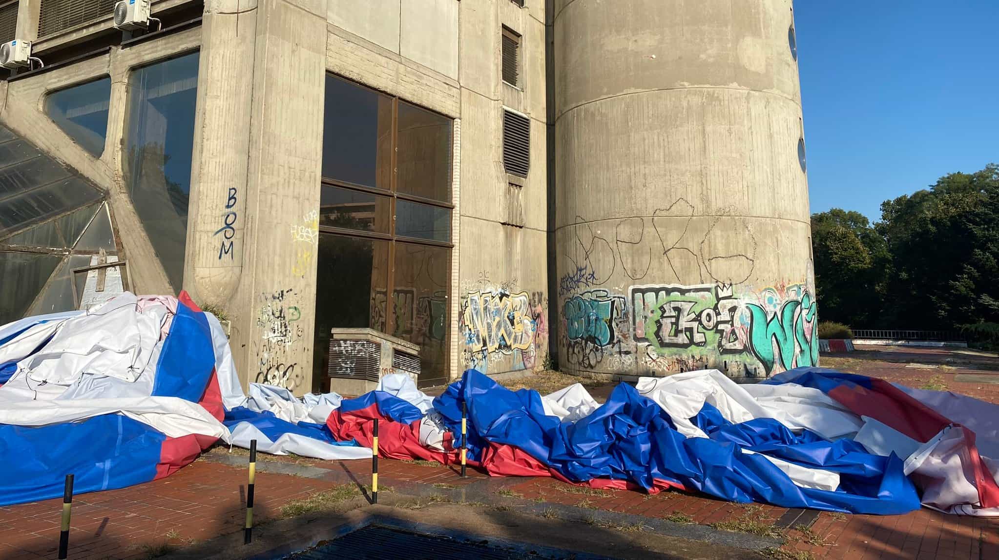 Погледајте како напредна ФУКАРА заиста поштује српску заставу! Погледајте како напредна ФУКАРА заиста поштује српску заставу!