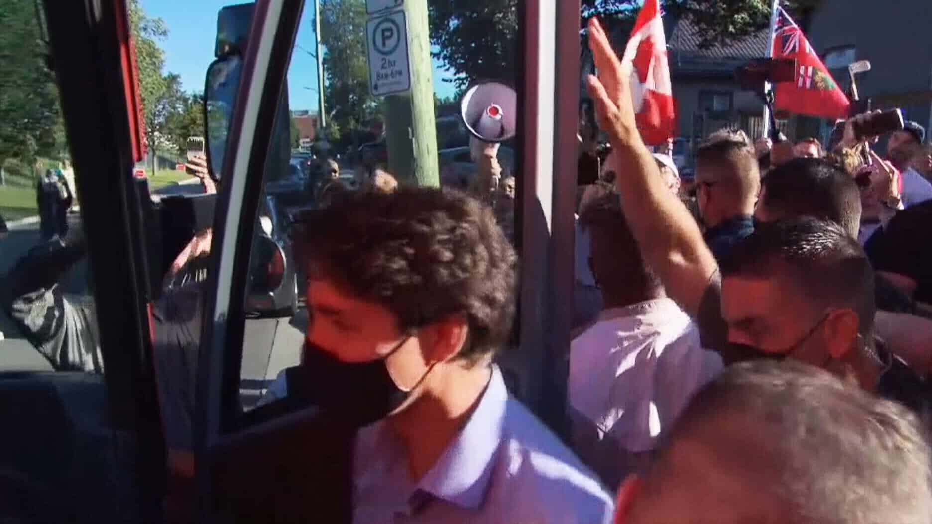 Канадски премијер Трудо гађен каменицима док је у оквиру предизборне кампање обилазио фабрику пива (видео) Канадски премијер Трудо гађен каменицима док је у оквиру предизборне кампање обилазио фабрику пива (видео)