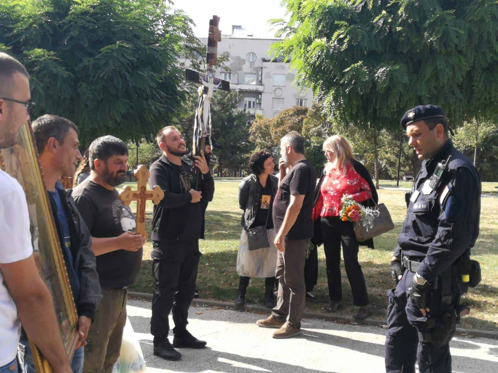 Београд: УХАПШЕНИ верници у литији да не би ометали Вучићеву геј параду! (фото, видео) Београд: УХАПШЕНИ верници у литији да не би ометали Вучићеву геј параду! (фото, видео)