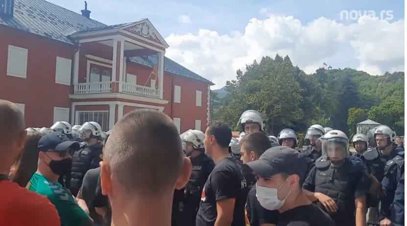 Цетиње: Мило Ђукановић, политички мртвац уз помоћ пар стотина криминалаца спрема напад на СПЦ (видео) Цетиње: Мило Ђукановић, политички мртвац уз помоћ пар стотина криминалаца спрема напад на СПЦ (видео)