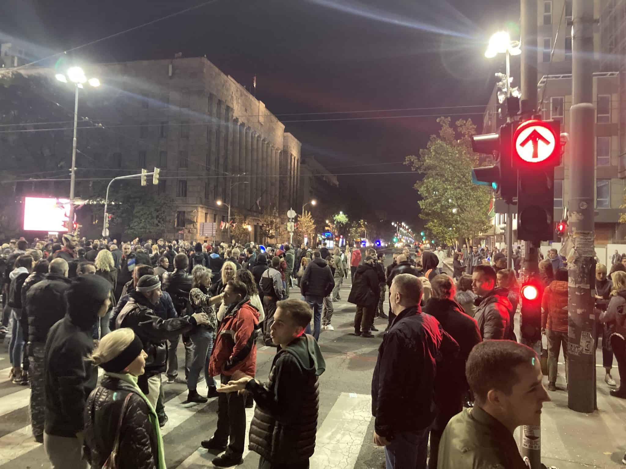 У Београду и Нишу одржани протести због увођења ковид пропусница (видео) У Београду и Нишу одржани протести због увођења ковид пропусница (видео)