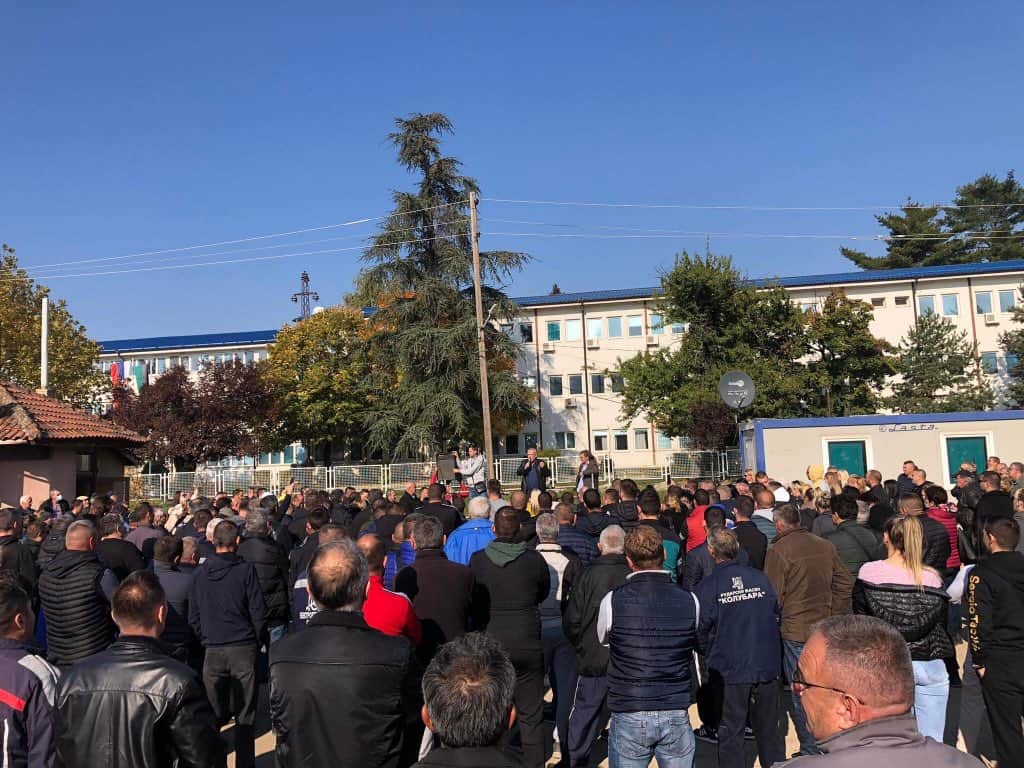 Одржан протест више хиљада радника ЕПС-а испред управне зграде површинских копова Колубаре у Барошевцу (видео) Одржан протест више хиљада радника ЕПС-а испред управне зграде површинских копова Колубаре у Барошевцу (видео)