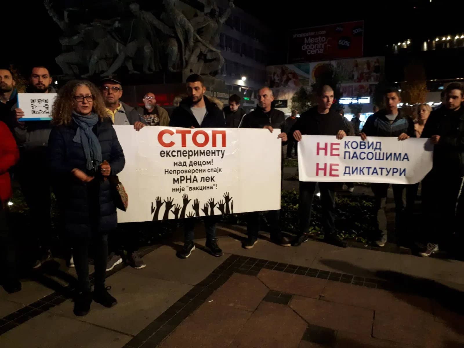НИШЛИЈЕ против АПАРТХЕЈДА: Протестовали пред зградом вакцинатора Тиодоровића! НИШЛИЈЕ против АПАРТХЕЈДА: Протестовали пред зградом вакцинатора Тиодоровића!