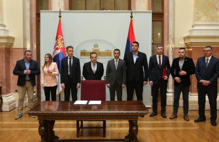 Не пада снег да покаже брег већ да лажна опозиција коначно покаже свој прави траг! Не пада снег да покаже брег већ да лажна опозиција коначно покаже свој прави траг!