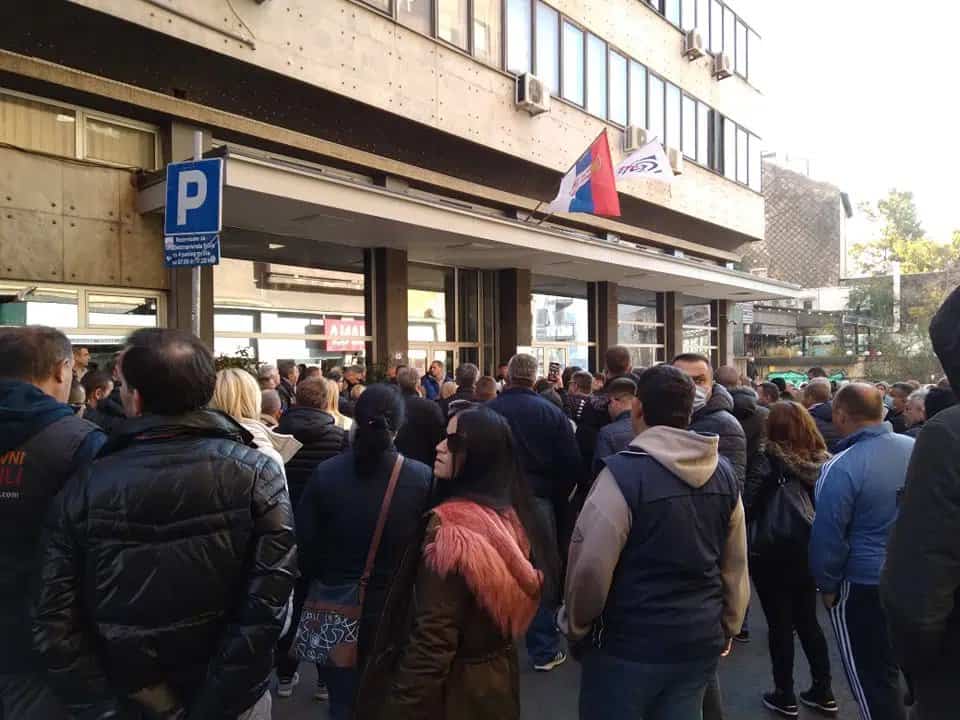 Чланови Синдиката радника ЕПС-а протестовали испред седишта тог предузећа (видео) Чланови Синдиката радника ЕПС-а протестовали испред седишта тог предузећа (видео)
