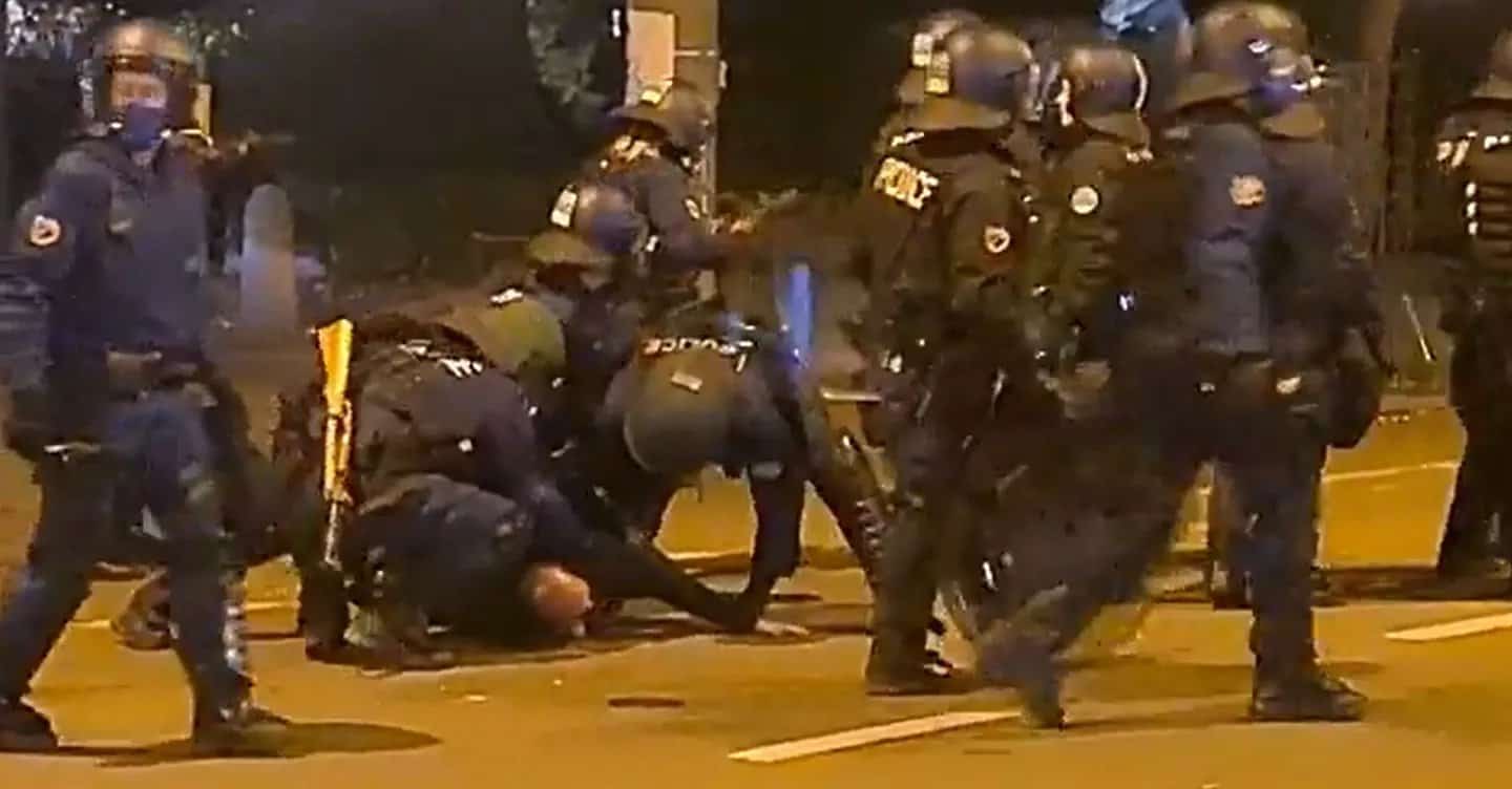 Швајцарскa: Сузавац, водени топ и гумени меци на протесту против ковид пропусница (видео) Швајцарскa: Сузавац, водени топ и гумени меци на протесту против ковид пропусница (видео)