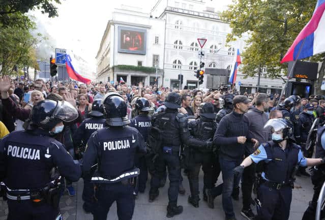 ХАОС У СЛОВЕНИЈИ! Полиција на грађане сузавцем, воденим топовима и коњицом! (видео) ХАОС У СЛОВЕНИЈИ! Полиција на грађане сузавцем, воденим топовима и коњицом! (видео)