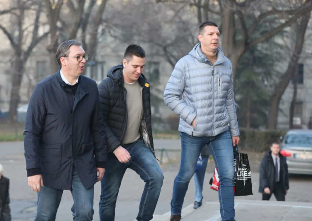 Како је Александар Вучић због грамзивости намакао омчу око врата себи, брату и сину... Како је Александар Вучић због грамзивости намакао омчу око врата себи, брату и сину...