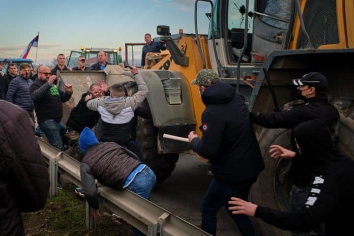 ПОГЛАВНИК ВУЧИЋ од Србије прави НДХ где НАПРЕДНЕ НЕОУСТАШЕ чекићима млате народ! ПОГЛАВНИК ВУЧИЋ од Србије прави НДХ где НАПРЕДНЕ НЕОУСТАШЕ чекићима млате народ!
