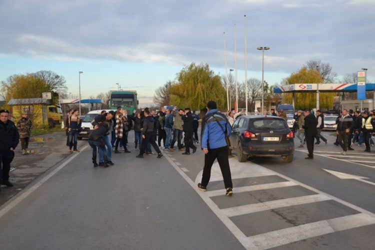 Лазаревац: Полиција уместо да хапси нарко-дилере терорише локално становништво! Лазаревац: Полиција уместо да хапси нарко-дилере терорише локално становништво!