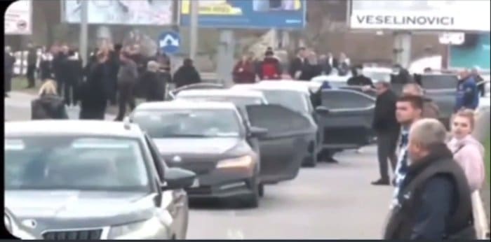 Шабачку нарко-мафију на батинање народа напредњаци довезли службеним аутомобилима! (видео) Шабачку нарко-мафију на батинање народа напредњаци довезли службеним аутомобилима! (видео)