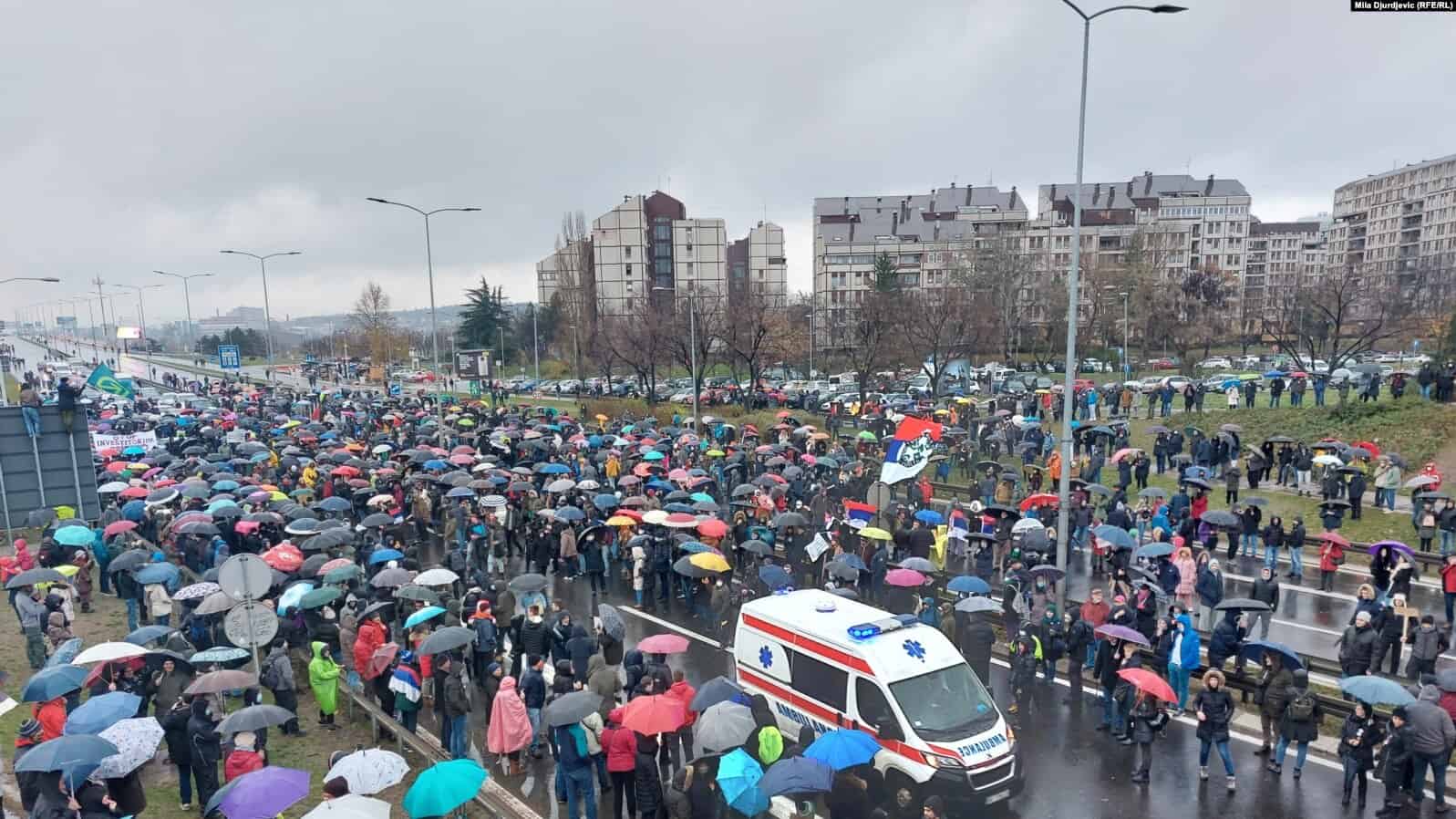 Народ масовно на улицама, блокиран ауто-пут, Вучићу марш у затвор, Рио Тинто марш из Србије! (видео) Народ масовно на улицама, блокиран ауто-пут, Вучићу марш у затвор, Рио Тинто марш из Србије! (видео)