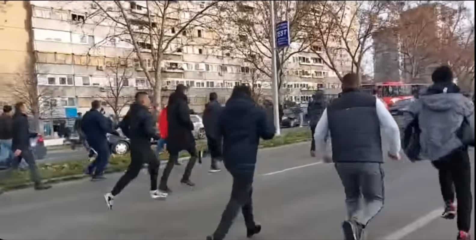 Вучићеве јајаре у Новом Саду вежбале тркачку дисциплину "Бежте ноге посраћу вас" (видео) Вучићеве јајаре у Новом Саду вежбале тркачку дисциплину "Бежте ноге посраћу вас" (видео)