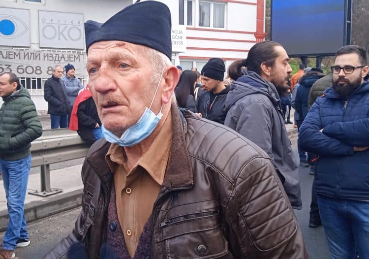 Деда Малиша (80) на протесту у Ужицу: А рудници су му много добра идеја? Деда Малиша (80) на протесту у Ужицу: А рудници су му много добра идеја?