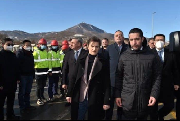 Брнабић толико лупета глупости да јој треба забранити да „изађе на телевизор“ (видео) Брнабић толико лупета глупости да јој треба забранити да „изађе на телевизор“ (видео)