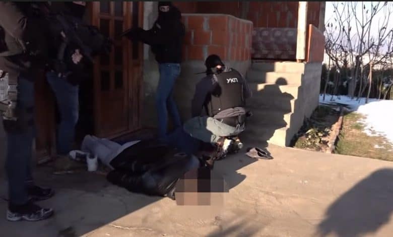 Полиција запленила 300 килограма марихуане у Великом Трновцу (видео) Полиција запленила 300 килограма марихуане у Великом Трновцу (видео)