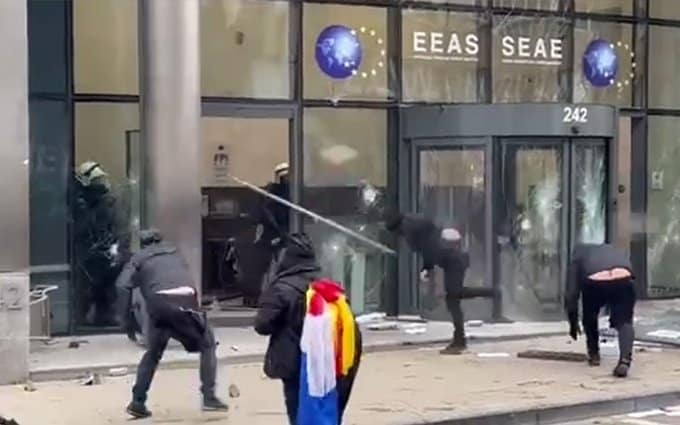 Ратно стање у Бриселу! Током протеста нападнуто седиште спољних послова ЕУ (видео) Ратно стање у Бриселу! Током протеста нападнуто седиште спољних послова ЕУ (видео)