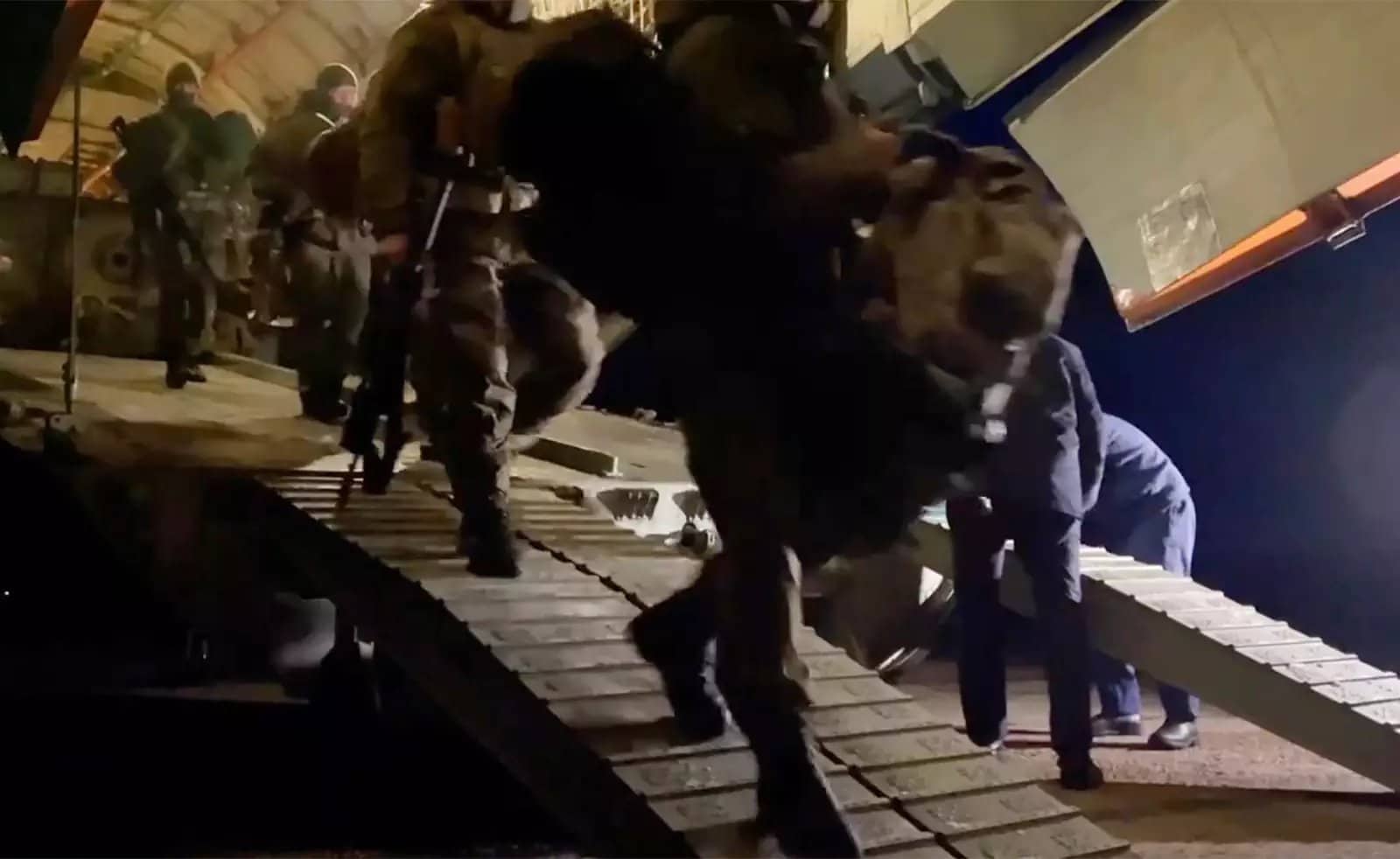 Елитне специјалне јединице руских падобранаца слетеле у главни град Казахстана (видео) Елитне специјалне јединице руских падобранаца слетеле у главни град Казахстана (видео)