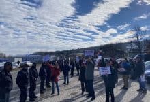 Полиција спречила неколико десетина грађана да поставе питање Ани Брнабић кад ће им бити плаћена Полиција спречила неколико десетина грађана да поставе питање Ани Брнабић кад ће им бити плаћена