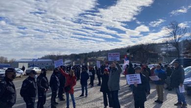 Полиција спречила неколико десетина грађана да поставе питање Ани Брнабић кад ће им бити плаћена Полиција спречила неколико десетина грађана да поставе питање Ани Брнабић кад ће им бити плаћена