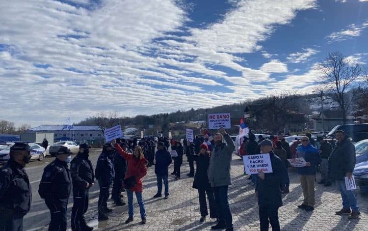 Полиција спречила неколико десетина грађана да поставе питање Ани Брнабић кад ће им бити плаћена Полиција спречила неколико десетина грађана да поставе питање Ани Брнабић кад ће им бити плаћена