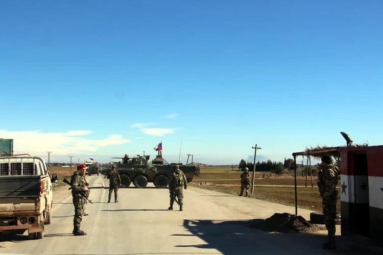 Руске трупе у Сирији опколиле и блокирале амерички конвој Руске трупе у Сирији опколиле и блокирале амерички конвој