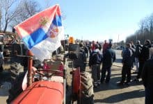Протест пољопривредника у Баточини и Убу због високих цена горива и ђубрива Протест пољопривредника у Баточини и Убу због високих цена горива и ђубрива