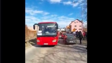 ПРОРАДИО НАПРЕДНИ ЦИРКУС Преко 200 СНС аутобуса блокирало путеве! (видео) ПРОРАДИО НАПРЕДНИ ЦИРКУС Преко 200 СНС аутобуса блокирало путеве! (видео)