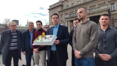 Шаровић донео Весићу торту за рођендан – изашло и обезбеђење (видео)