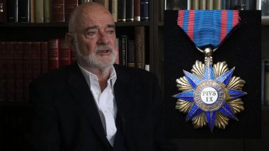 Професоре Јанковићу, имате папско одликовање него да и ви нисте закачили папско држављанство?