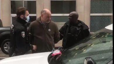 Полиција Отаве ухапсила главног организатора протеста камионџија Криса Барбера Полиција Отаве ухапсила главног организатора протеста камионџија Криса Барбера
