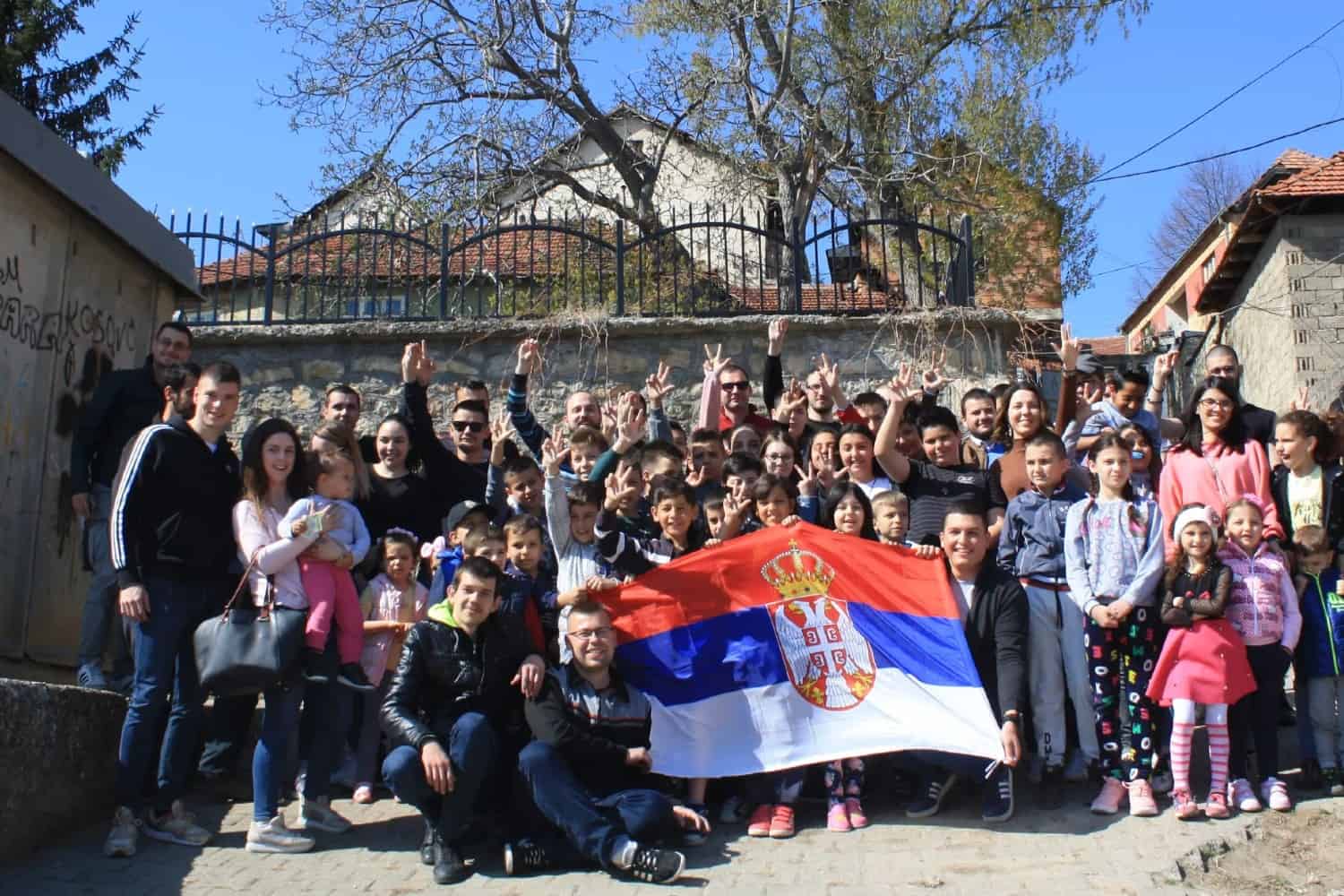 П. Васиљевић: Српчићи, дигните три прста! П. Васиљевић: Српчићи, дигните три прста!