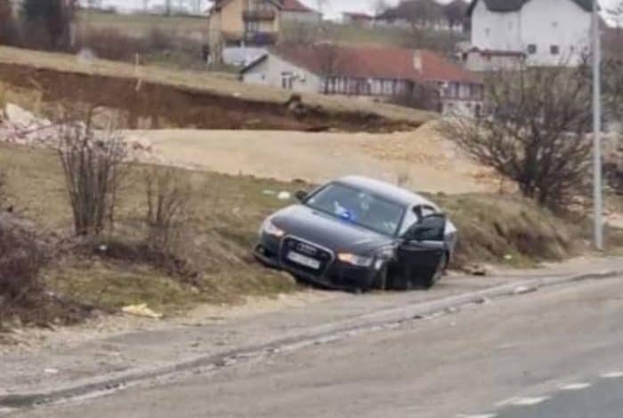 „Министарско возило с ротацијом изазвало удес, има повређених“! Твитер: Тома Мона „Министарско возило с ротацијом изазвало удес, има повређених“! Твитер: Тома Мона